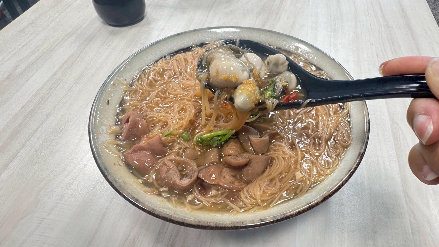 ｜食記-新北市蘆洲區｜麵線府｜新開幕複合式麵線店！麵線、咖哩飯及丼飯都有，麵線份量足味道好，大腸入味蚵仔新鮮，加店家自製辣椒更美味~