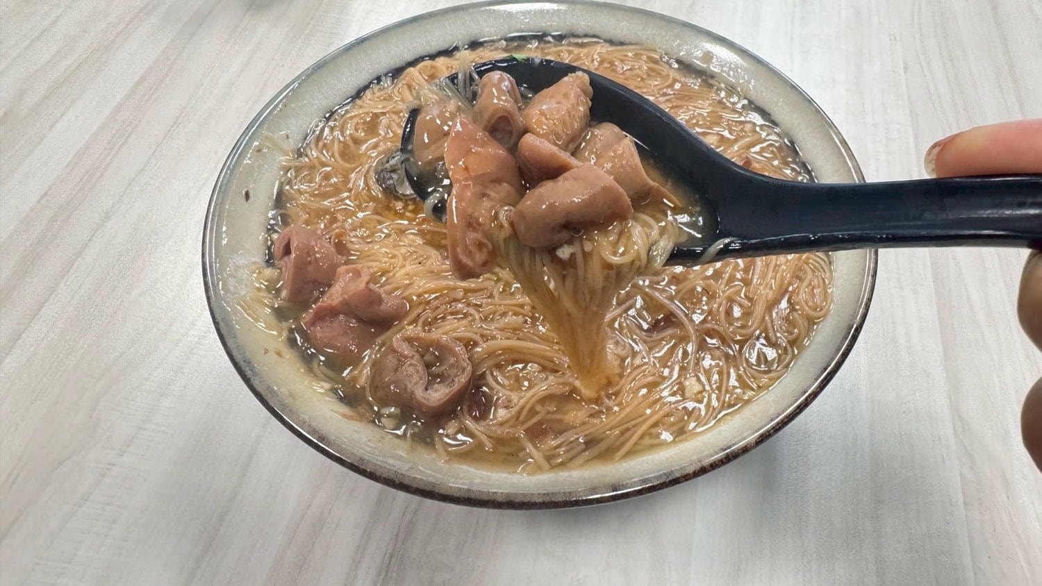 ｜食記-新北市蘆洲區｜麵線府｜新開幕複合式麵線店！麵線、咖哩飯及丼飯都有，麵線份量足味道好，大腸入味蚵仔新鮮，加店家自製辣椒更美味~
