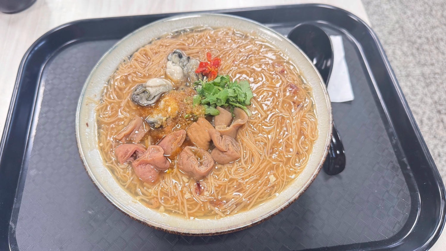 ｜食記-新北市蘆洲區｜麵線府｜新開幕複合式麵線店！麵線、咖哩飯及丼飯都有，麵線份量足味道好，大腸入味蚵仔新鮮，加店家自製辣椒更美味~