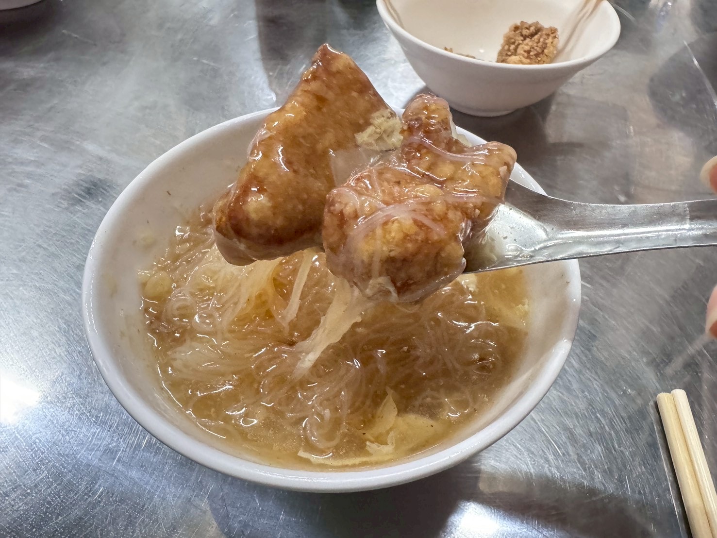 ｜食記-屏東縣屏東市｜民族夜市土魠魚羹｜屏東夜市排隊土魠魚羹，湯頭清甜魚塊香酥鮮嫩，好吃到我午晚各一碗都沒問題！