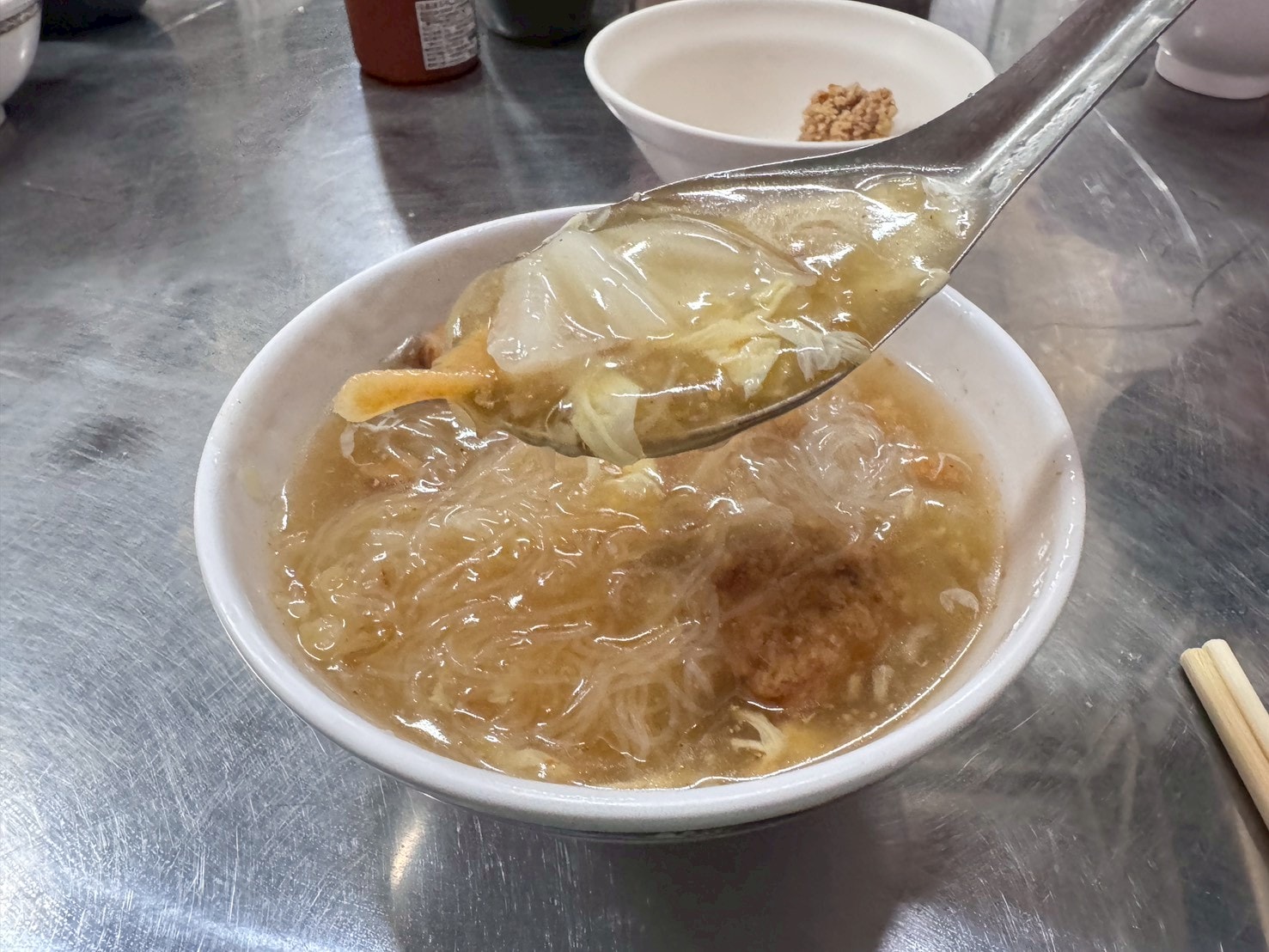 ｜食記-屏東縣屏東市｜民族夜市土魠魚羹｜屏東夜市排隊土魠魚羹，湯頭清甜魚塊香酥鮮嫩，好吃到我午晚各一碗都沒問題！