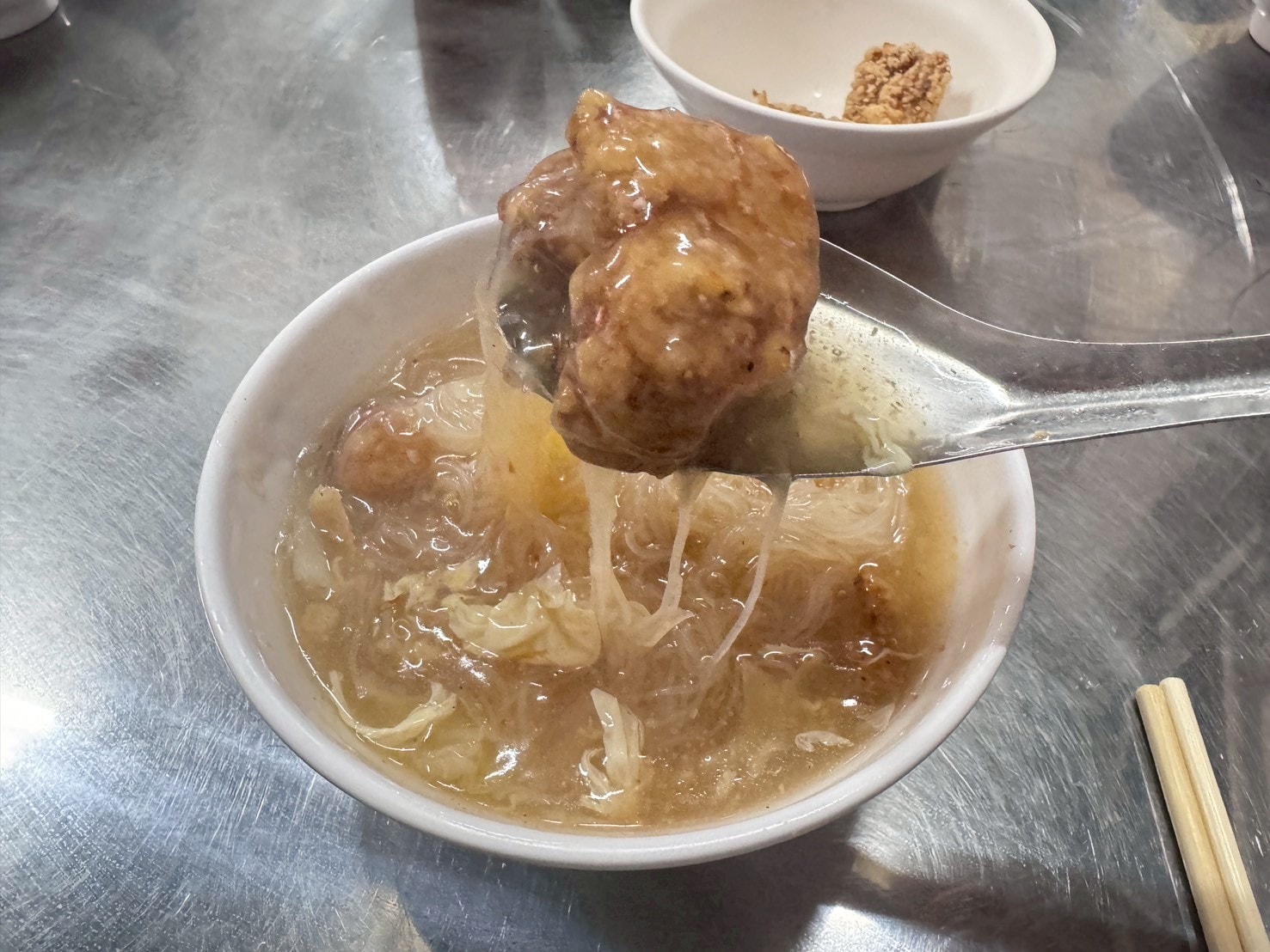｜食記-屏東縣屏東市｜民族夜市土魠魚羹｜屏東夜市排隊土魠魚羹，湯頭清甜魚塊香酥鮮嫩，好吃到我午晚各一碗都沒問題！