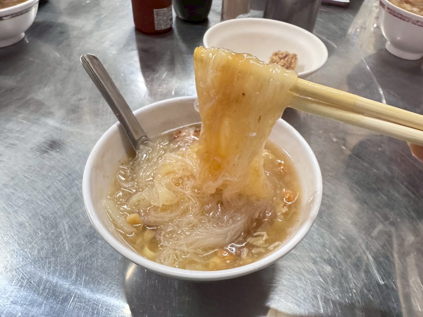 ｜食記-屏東縣屏東市｜民族夜市土魠魚羹｜屏東夜市排隊土魠魚羹，湯頭清甜魚塊香酥鮮嫩，好吃到我午晚各一碗都沒問題！