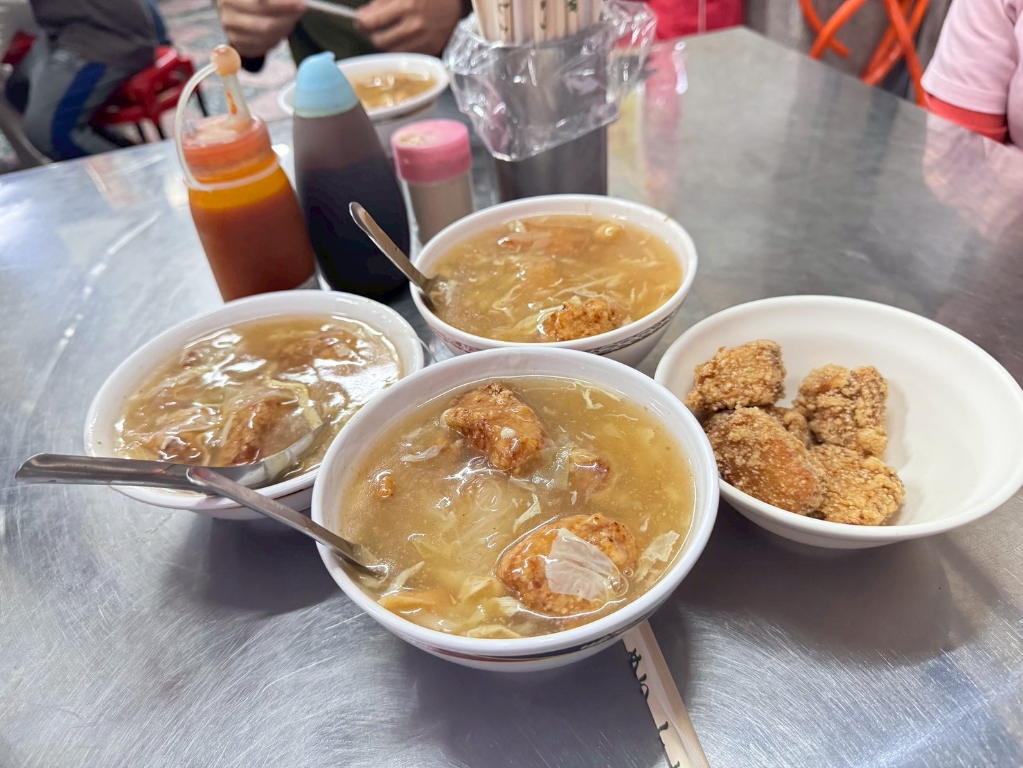 ｜食記-屏東縣屏東市｜民族夜市土魠魚羹｜屏東夜市排隊土魠魚羹，湯頭清甜魚塊香酥鮮嫩，好吃到我午晚各一碗都沒問題！