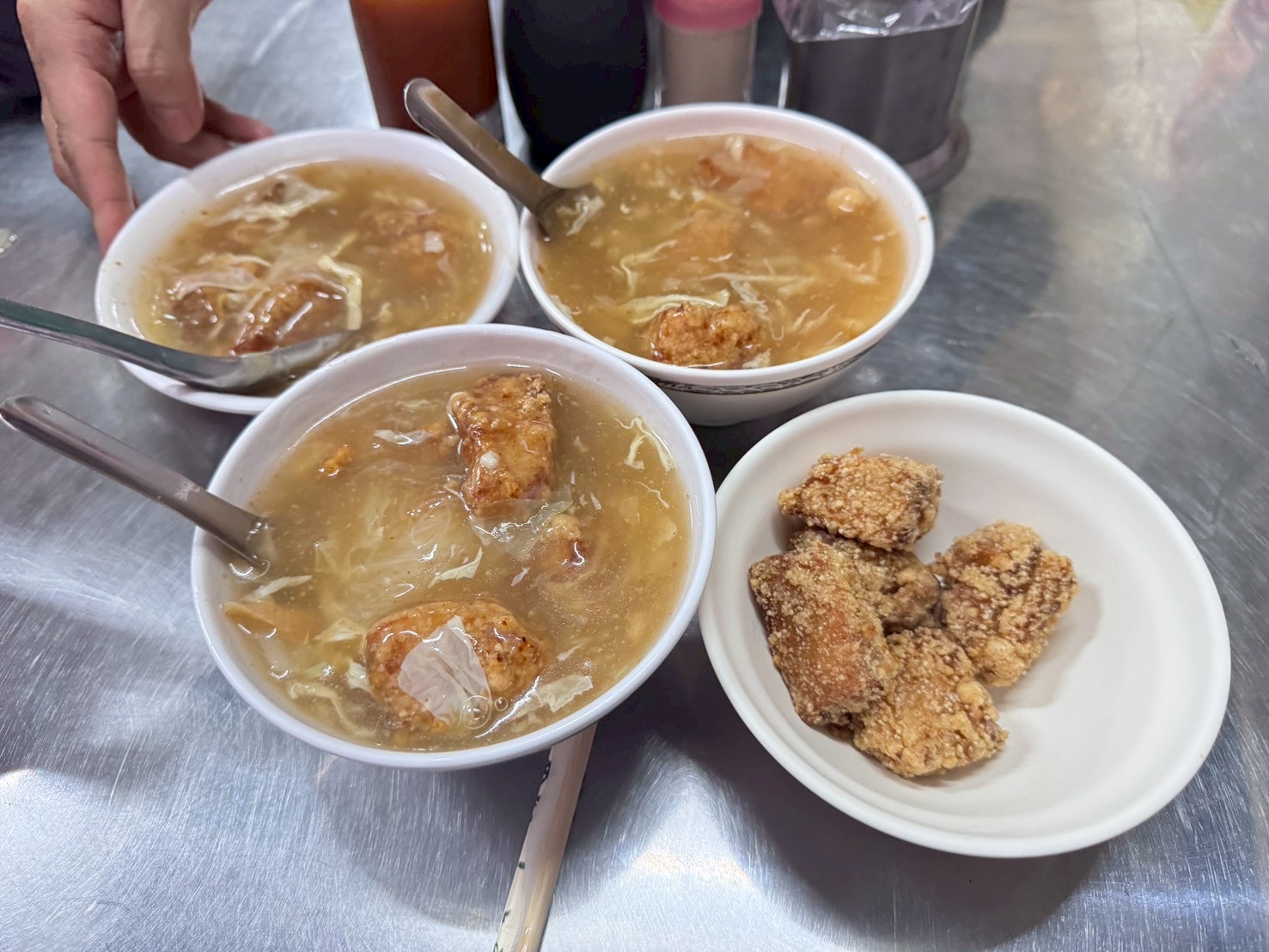 ｜食記-屏東縣屏東市｜民族夜市土魠魚羹｜屏東夜市排隊土魠魚羹，湯頭清甜魚塊香酥鮮嫩，好吃到我午晚各一碗都沒問題！