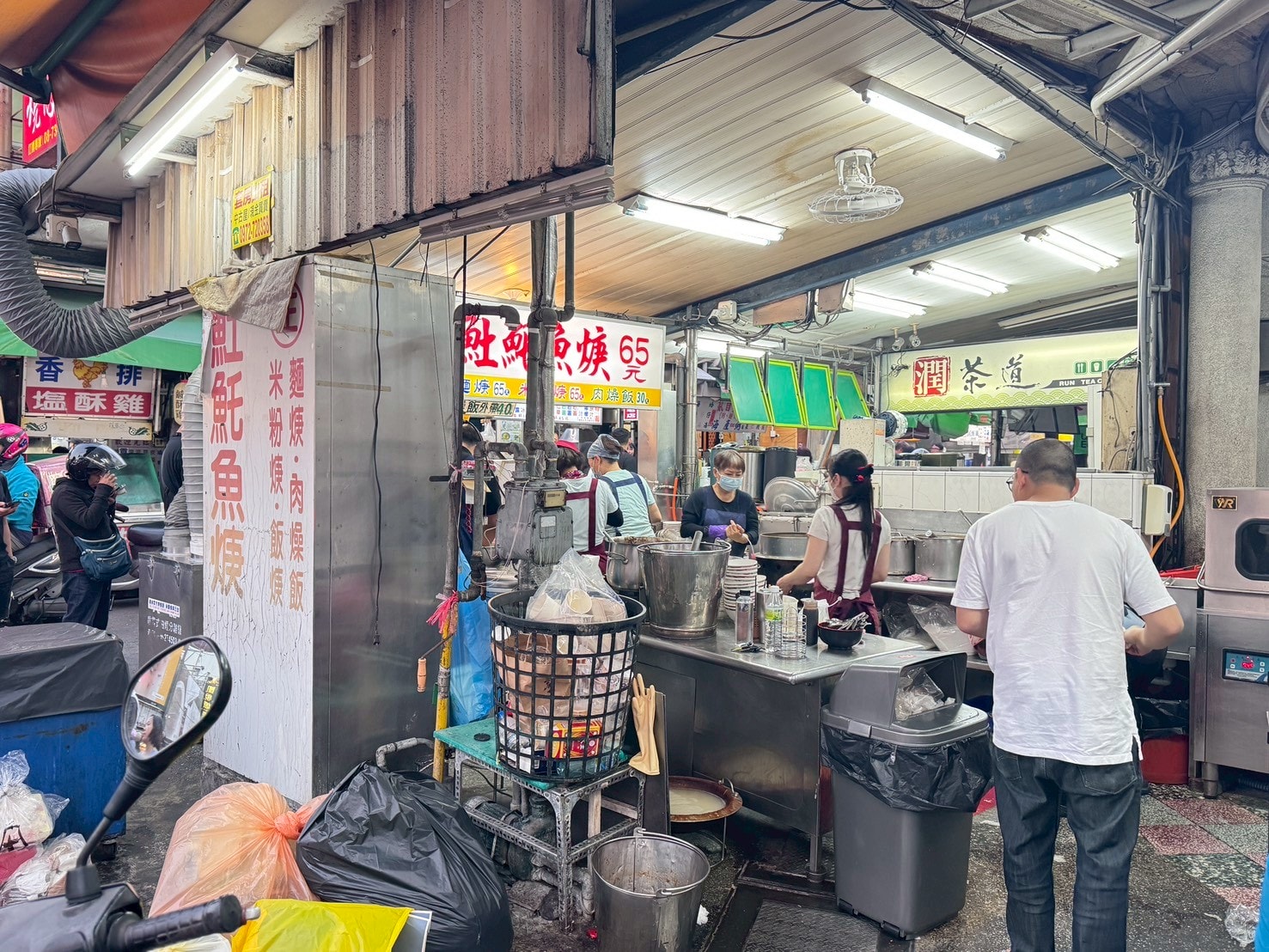 ｜食記-屏東縣屏東市｜民族夜市土魠魚羹｜屏東夜市排隊土魠魚羹，湯頭清甜魚塊香酥鮮嫩，好吃到我午晚各一碗都沒問題！