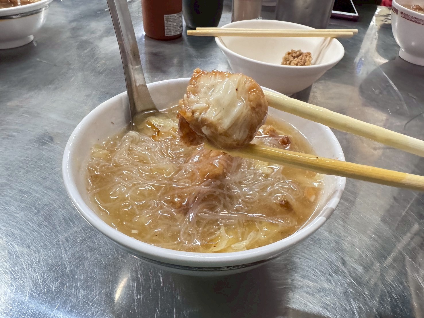 ｜食記-屏東縣屏東市｜民族夜市土魠魚羹｜屏東夜市排隊土魠魚羹，湯頭清甜魚塊香酥鮮嫩，好吃到我午晚各一碗都沒問題！