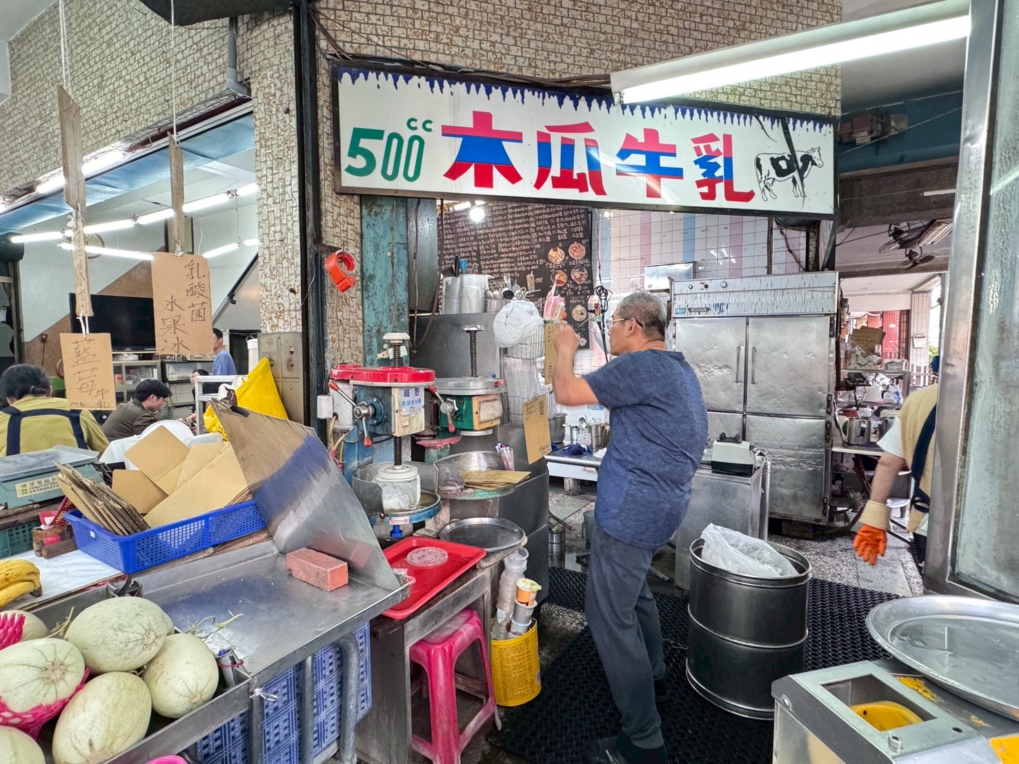 ｜食記-屏東縣屏東市｜秋林牛乳大王｜走過半世紀老字號冰品，用料大方食材新鮮，冰品跟飲料都是人氣商品