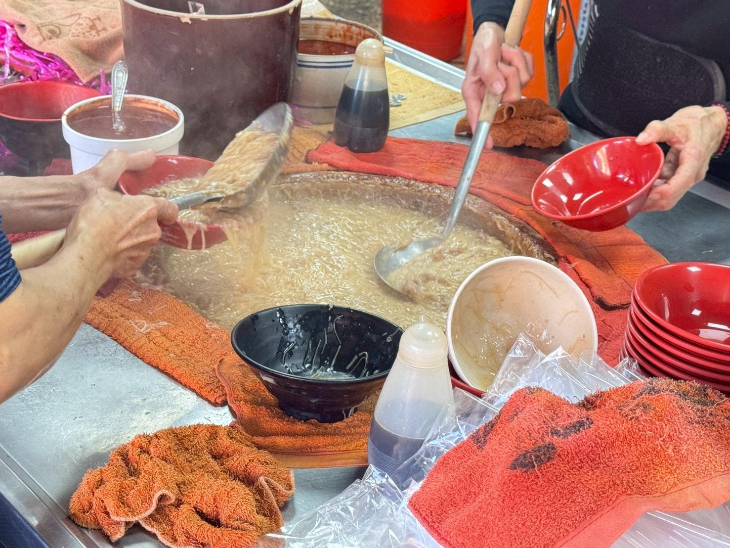 ｜食記-彰化縣鹿港鎮｜王罔麵線糊｜鹿港老街百年麵線糊，麵線糊清甜順口，人潮與人氣不墜的人氣老店~