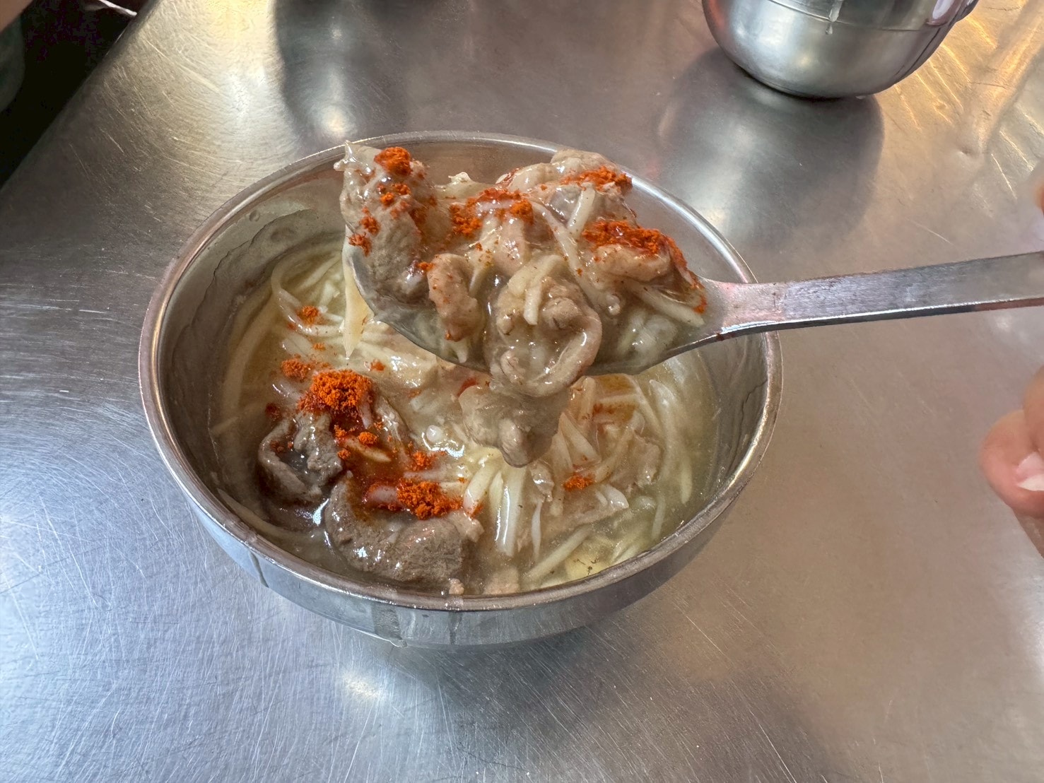 ｜食記-嘉義縣新港鄉｜新港鴨肉羹｜新港奉天宮必吃鴨肉羹老店，料多鍋氣十足超美味，吃不過癮也可以冷凍包回家繼續享用喔~