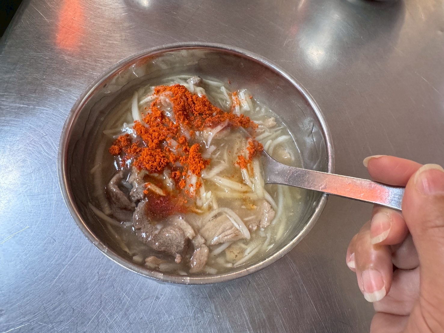 ｜食記-嘉義縣新港鄉｜新港鴨肉羹｜新港奉天宮必吃鴨肉羹老店，料多鍋氣十足超美味，吃不過癮也可以冷凍包回家繼續享用喔~