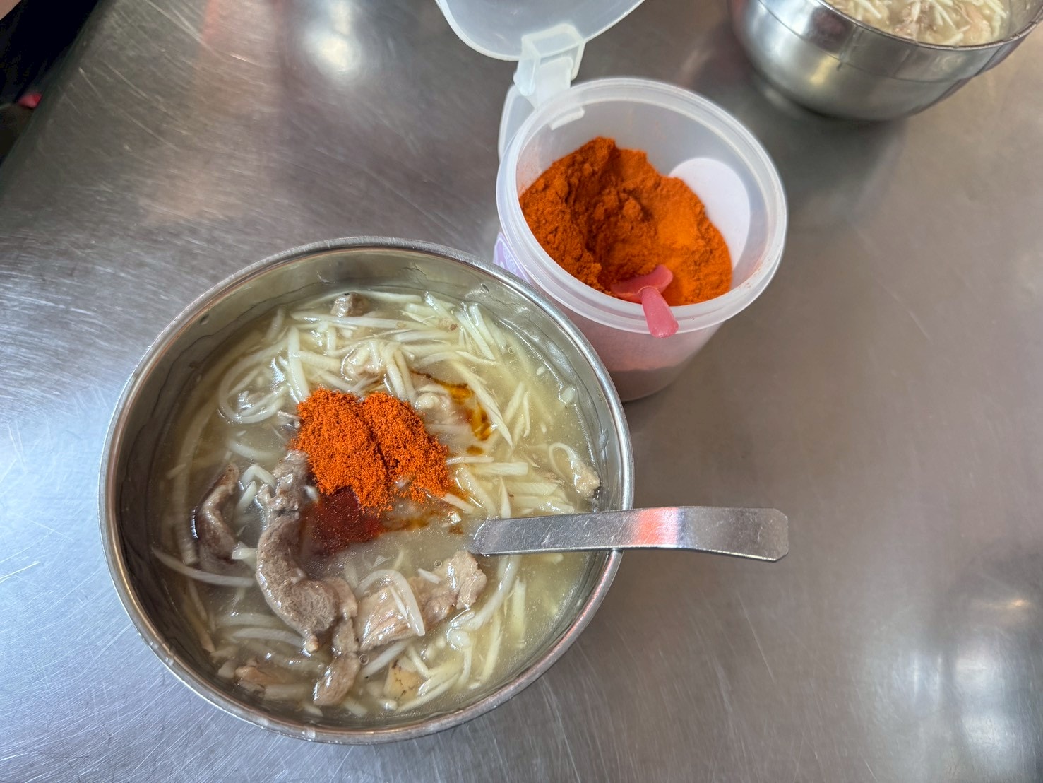 ｜食記-嘉義縣新港鄉｜新港鴨肉羹｜新港奉天宮必吃鴨肉羹老店，料多鍋氣十足超美味，吃不過癮也可以冷凍包回家繼續享用喔~