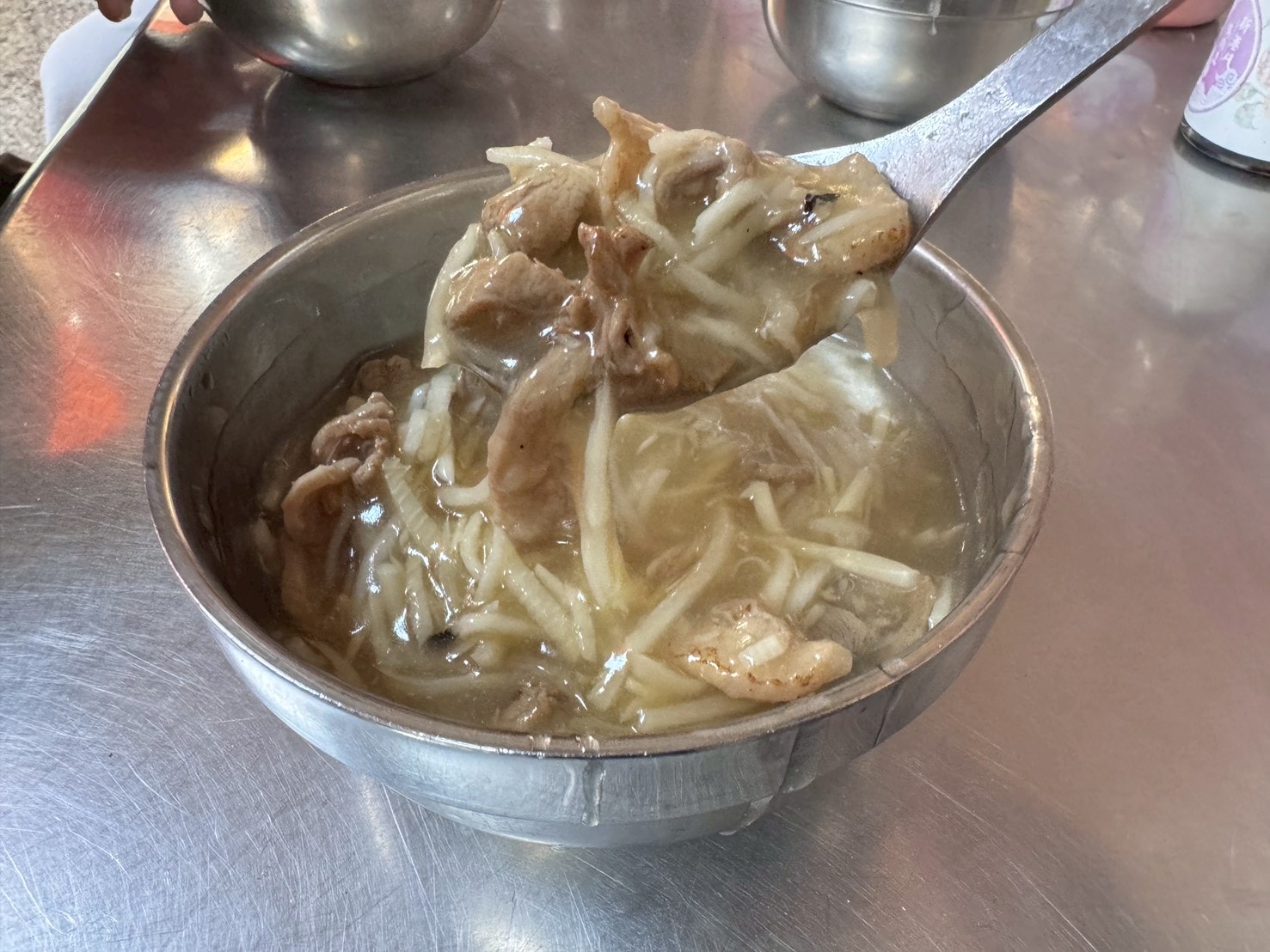 ｜食記-嘉義縣新港鄉｜新港鴨肉羹｜新港奉天宮必吃鴨肉羹老店，料多鍋氣十足超美味，吃不過癮也可以冷凍包回家繼續享用喔~