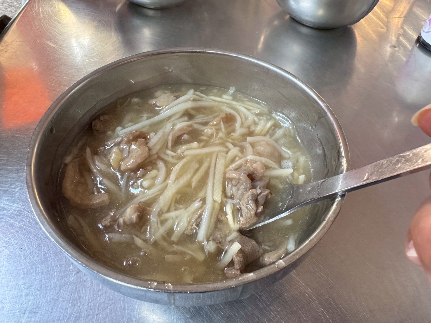 ｜食記-嘉義縣新港鄉｜新港鴨肉羹｜新港奉天宮必吃鴨肉羹老店，料多鍋氣十足超美味，吃不過癮也可以冷凍包回家繼續享用喔~