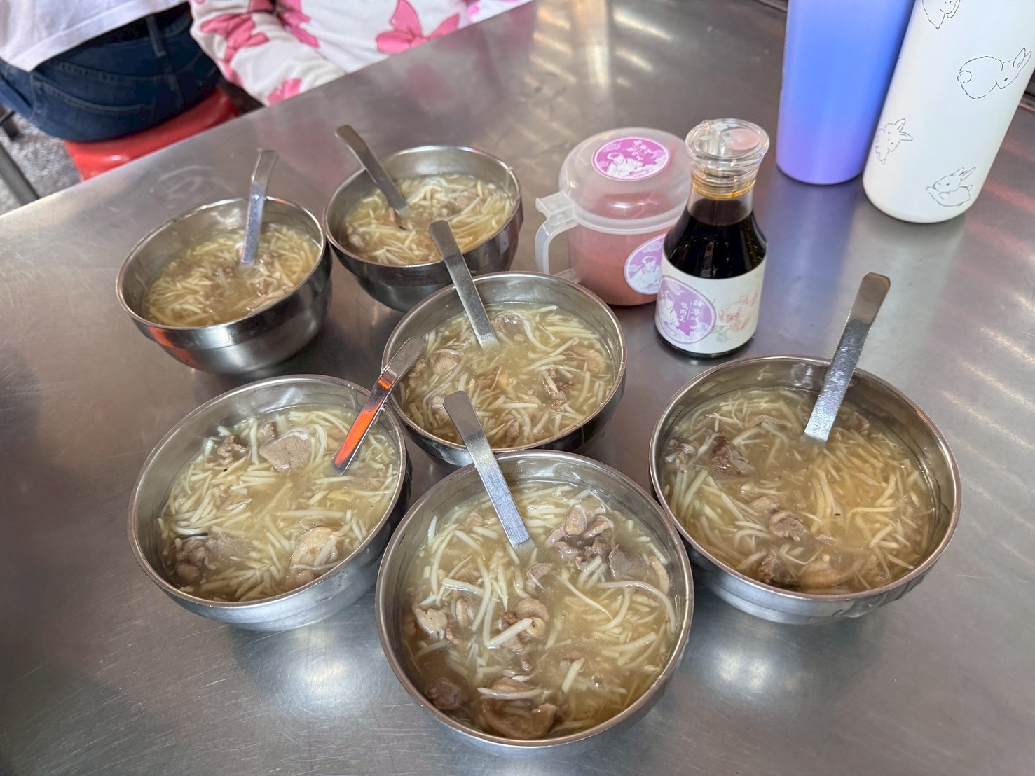 ｜食記-嘉義縣新港鄉｜新港鴨肉羹｜新港奉天宮必吃鴨肉羹老店，料多鍋氣十足超美味，吃不過癮也可以冷凍包回家繼續享用喔~