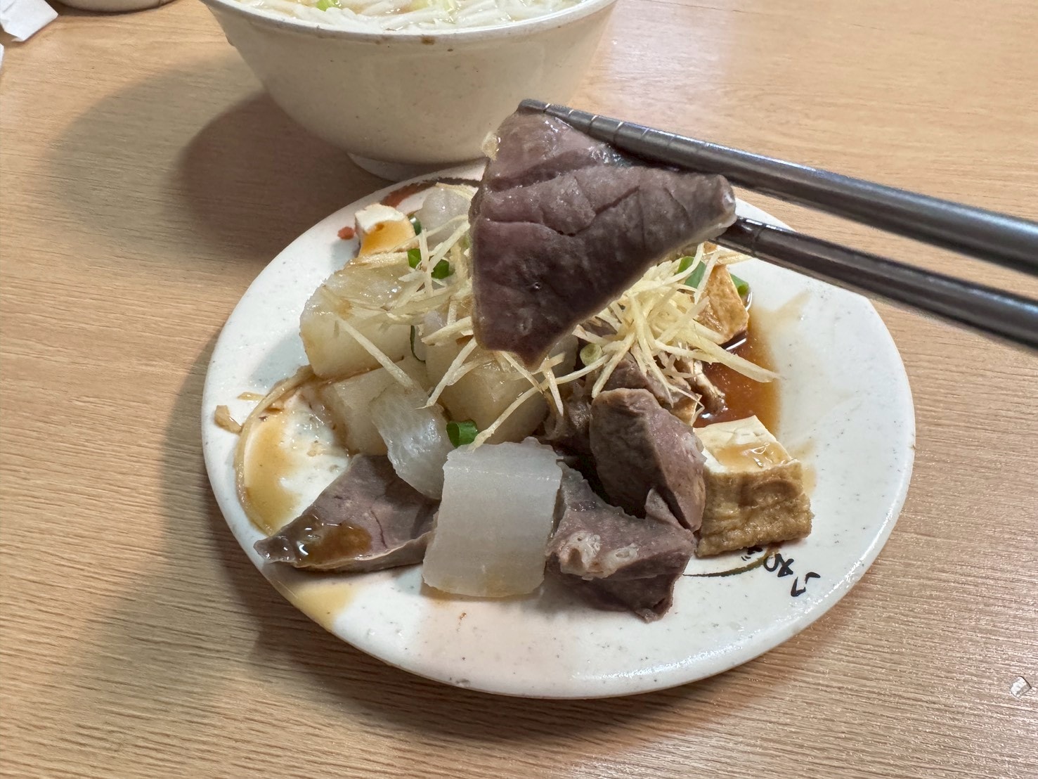 食記-台北市大同區｜69年老店麵攤(米粉湯)｜巷弄內的老店米粉湯，米粉湯頭濃郁溫順，內臟小菜也處理的很不錯喔~