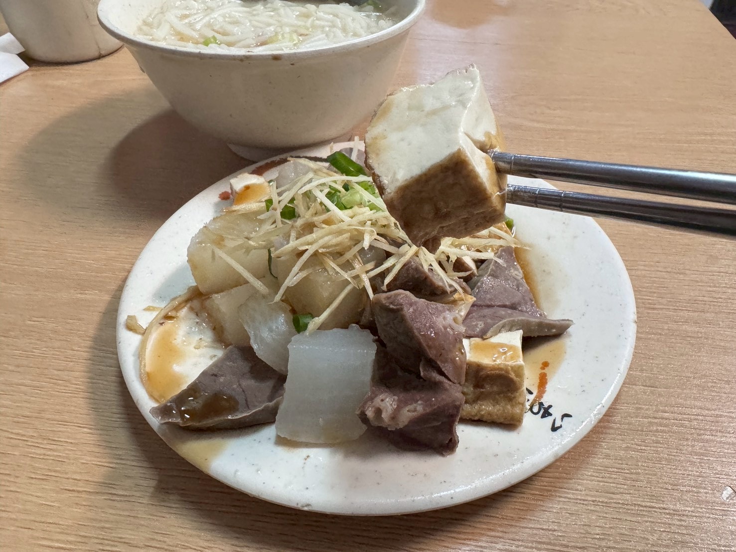 食記-台北市大同區｜69年老店麵攤(米粉湯)｜巷弄內的老店米粉湯，米粉湯頭濃郁溫順，內臟小菜也處理的很不錯喔~