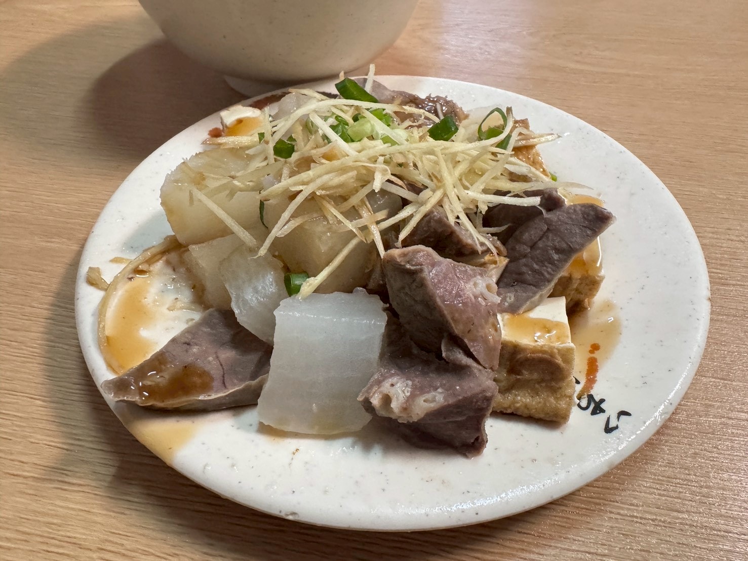 食記-台北市大同區｜69年老店麵攤(米粉湯)｜巷弄內的老店米粉湯，米粉湯頭濃郁溫順，內臟小菜也處理的很不錯喔~