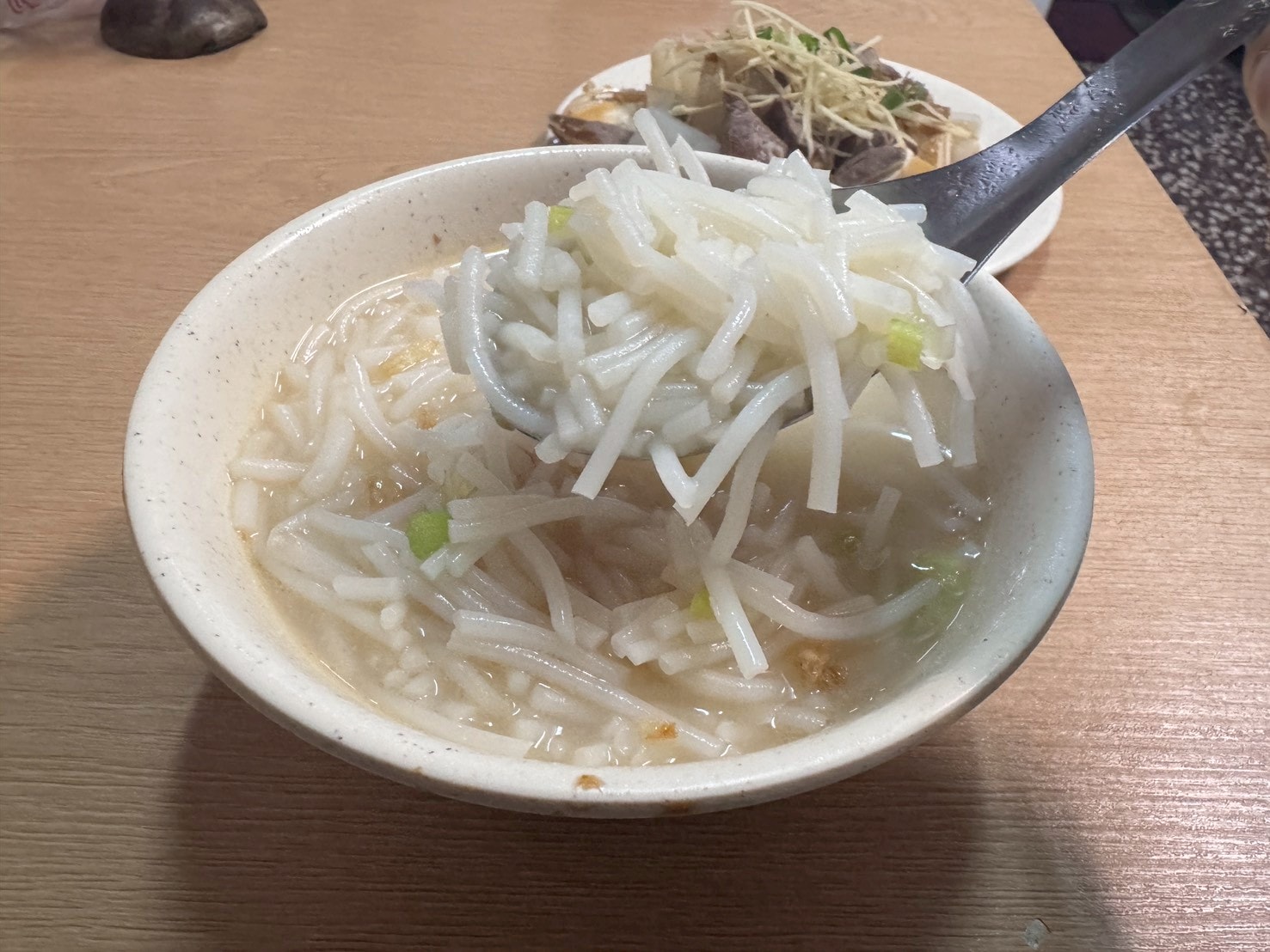 食記-台北市大同區｜69年老店麵攤(米粉湯)｜巷弄內的老店米粉湯，米粉湯頭濃郁溫順，內臟小菜也處理的很不錯喔~