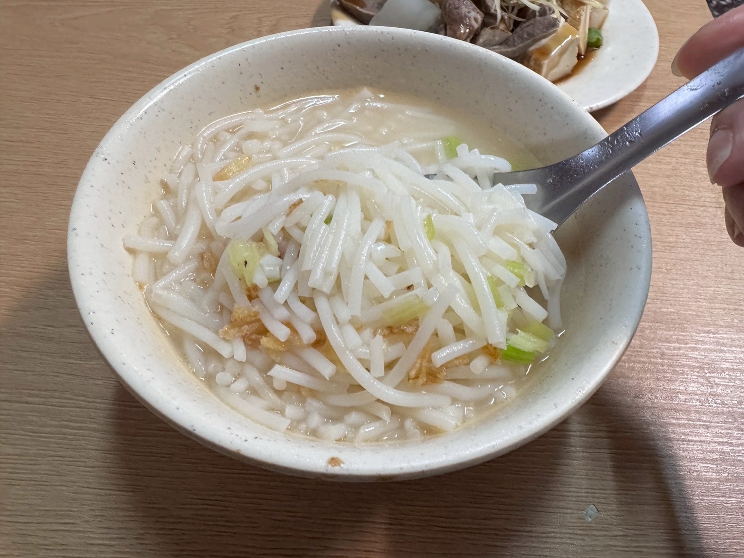 食記-台北市大同區｜69年老店麵攤(米粉湯)｜巷弄內的老店米粉湯，米粉湯頭濃郁溫順，內臟小菜也處理的很不錯喔~