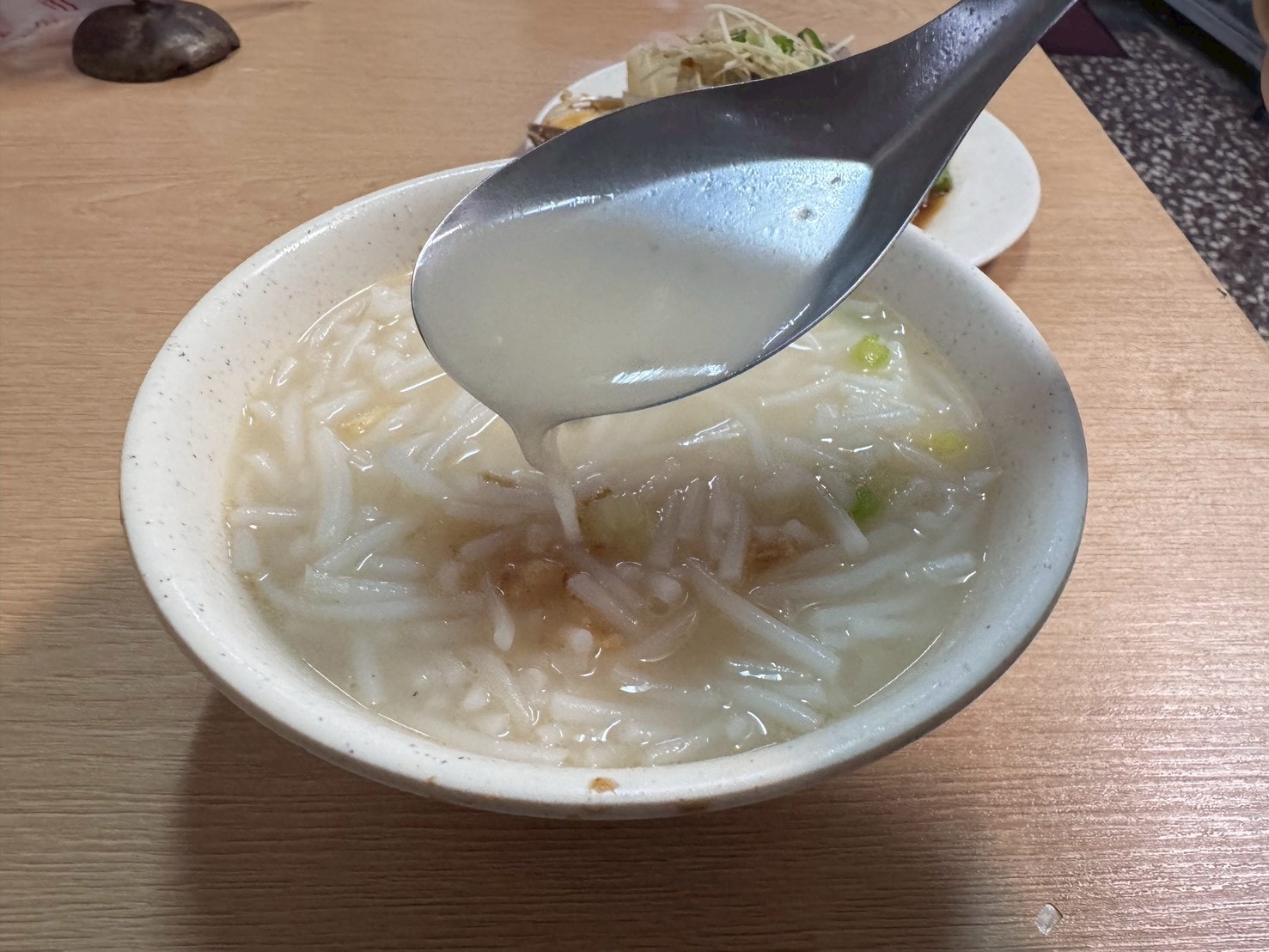 食記-台北市大同區｜69年老店麵攤(米粉湯)｜巷弄內的老店米粉湯，米粉湯頭濃郁溫順，內臟小菜也處理的很不錯喔~