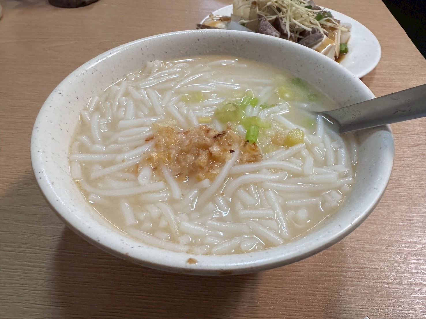 食記-台北市大同區｜69年老店麵攤(米粉湯)｜巷弄內的老店米粉湯，米粉湯頭濃郁溫順，內臟小菜也處理的很不錯喔~