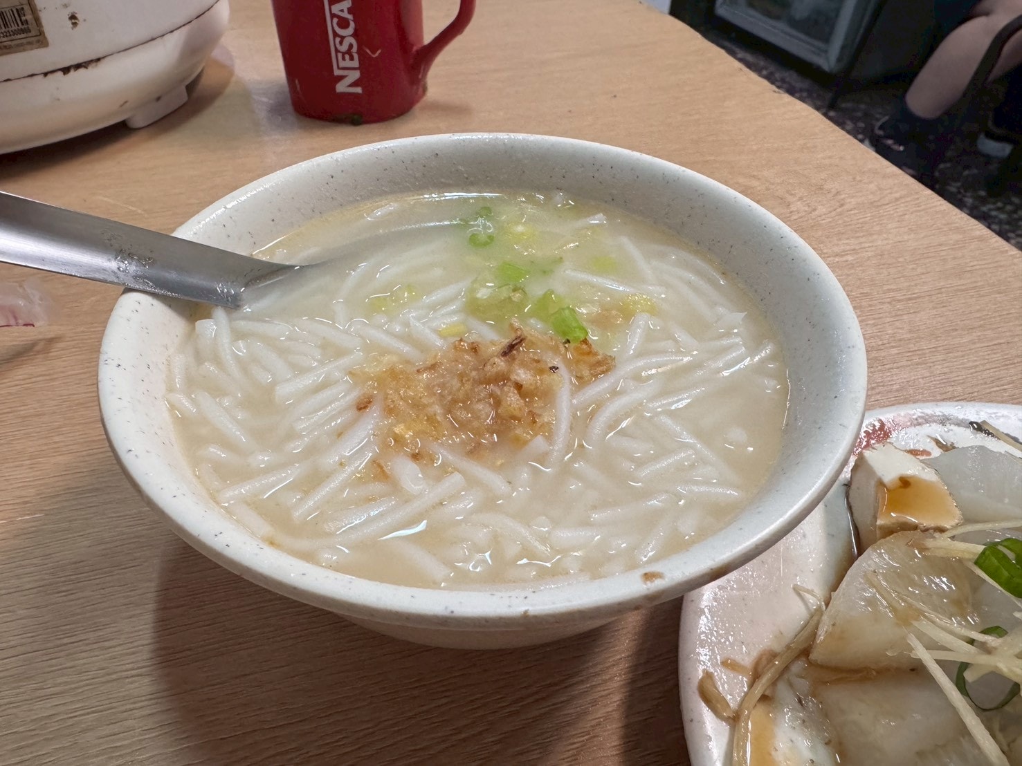 食記-台北市大同區｜69年老店麵攤(米粉湯)｜巷弄內的老店米粉湯，米粉湯頭濃郁溫順，內臟小菜也處理的很不錯喔~