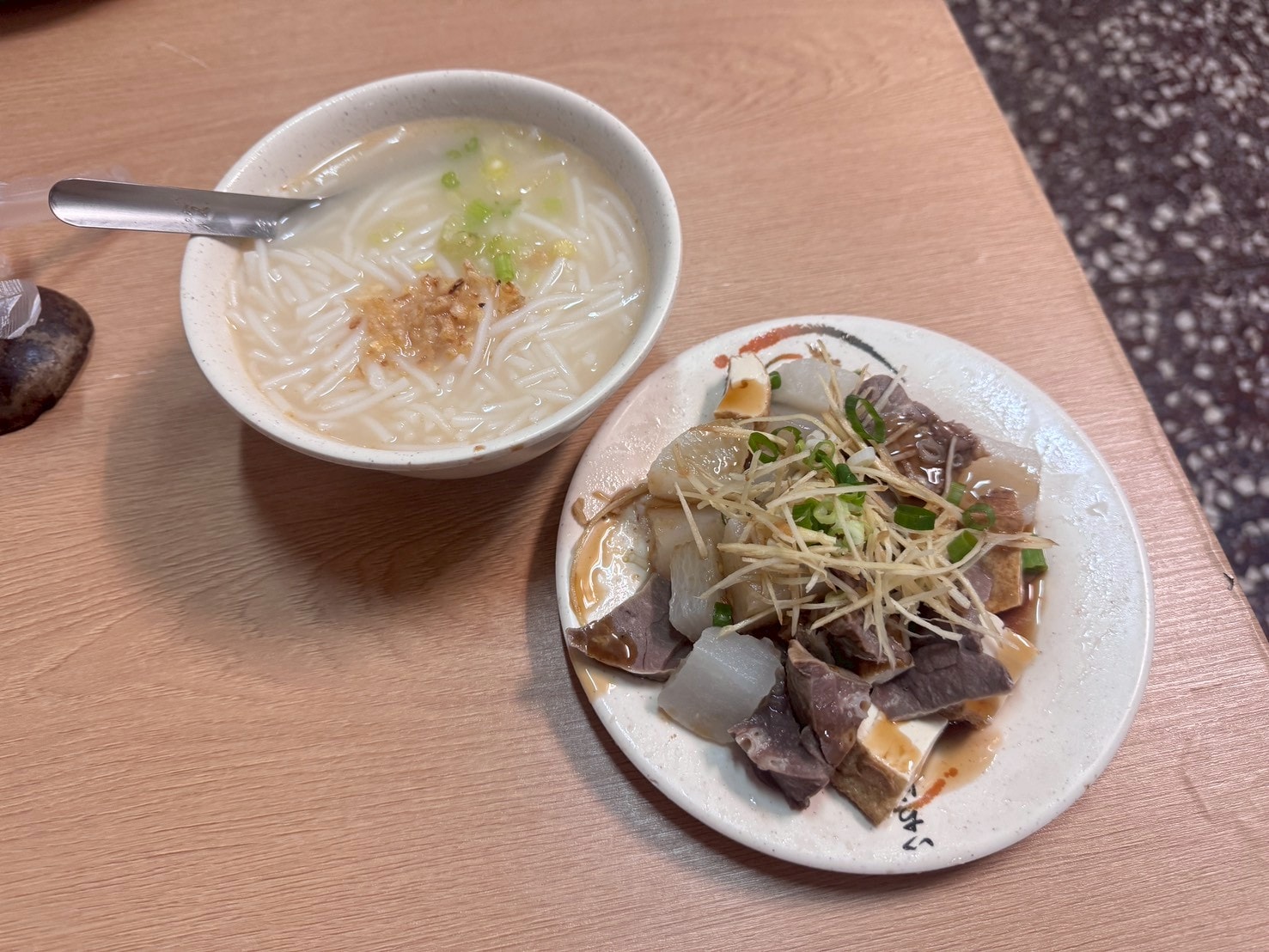 食記-台北市大同區｜69年老店麵攤(米粉湯)｜巷弄內的老店米粉湯，米粉湯頭濃郁溫順，內臟小菜也處理的很不錯喔~