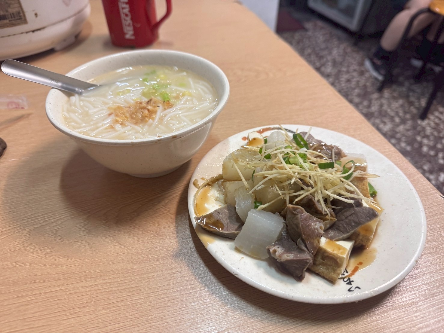 食記-台北市大同區｜69年老店麵攤(米粉湯)｜巷弄內的老店米粉湯，米粉湯頭濃郁溫順，內臟小菜也處理的很不錯喔~