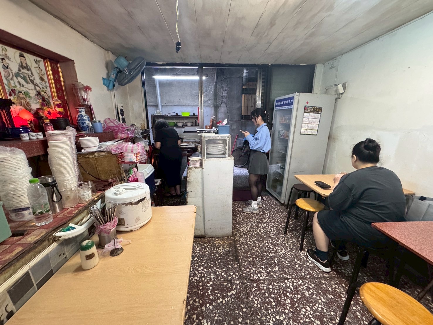 食記-台北市大同區｜69年老店麵攤(米粉湯)｜巷弄內的老店米粉湯，米粉湯頭濃郁溫順，內臟小菜也處理的很不錯喔~