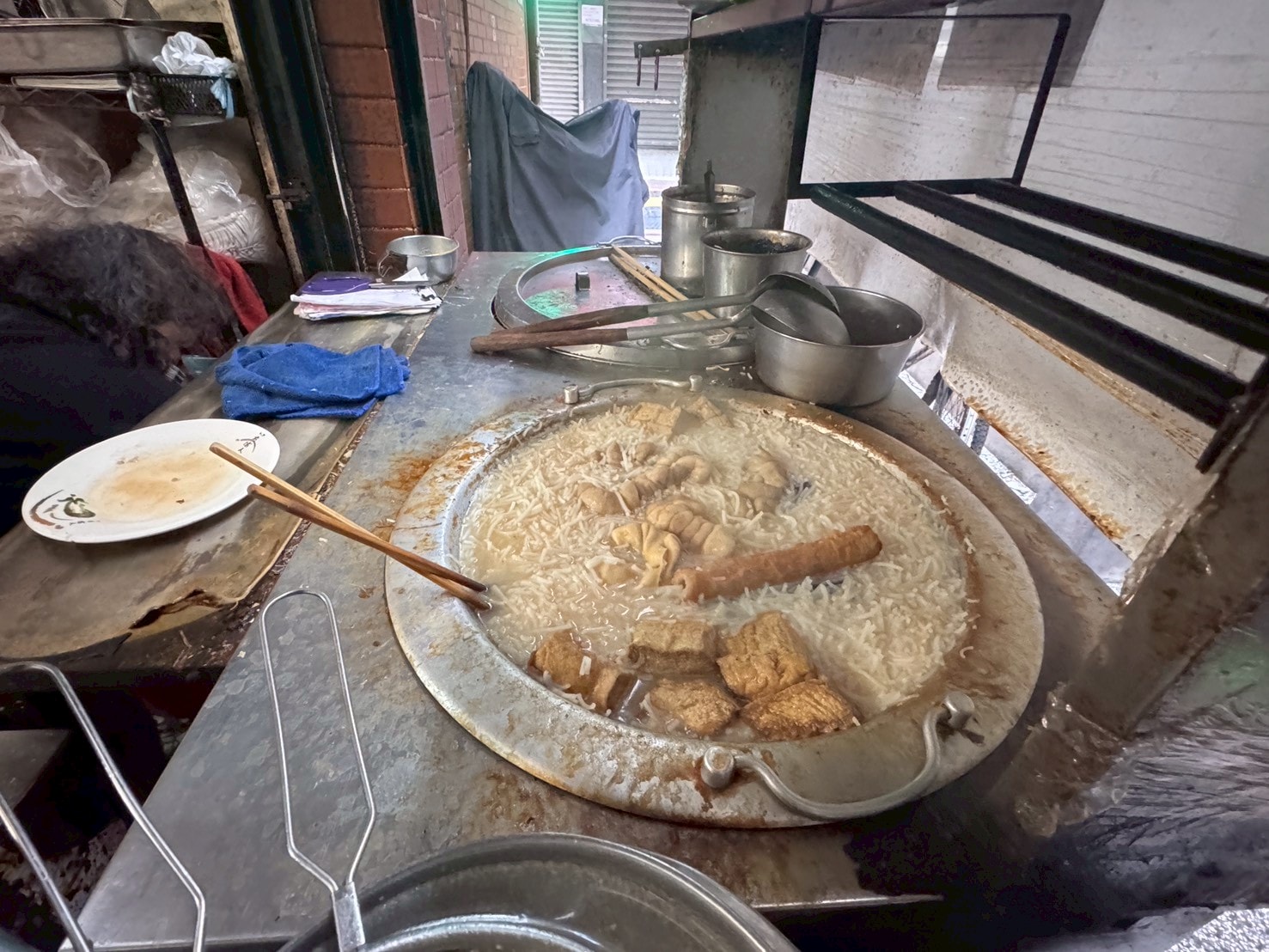 食記-台北市大同區｜69年老店麵攤(米粉湯)｜巷弄內的老店米粉湯，米粉湯頭濃郁溫順，內臟小菜也處理的很不錯喔~