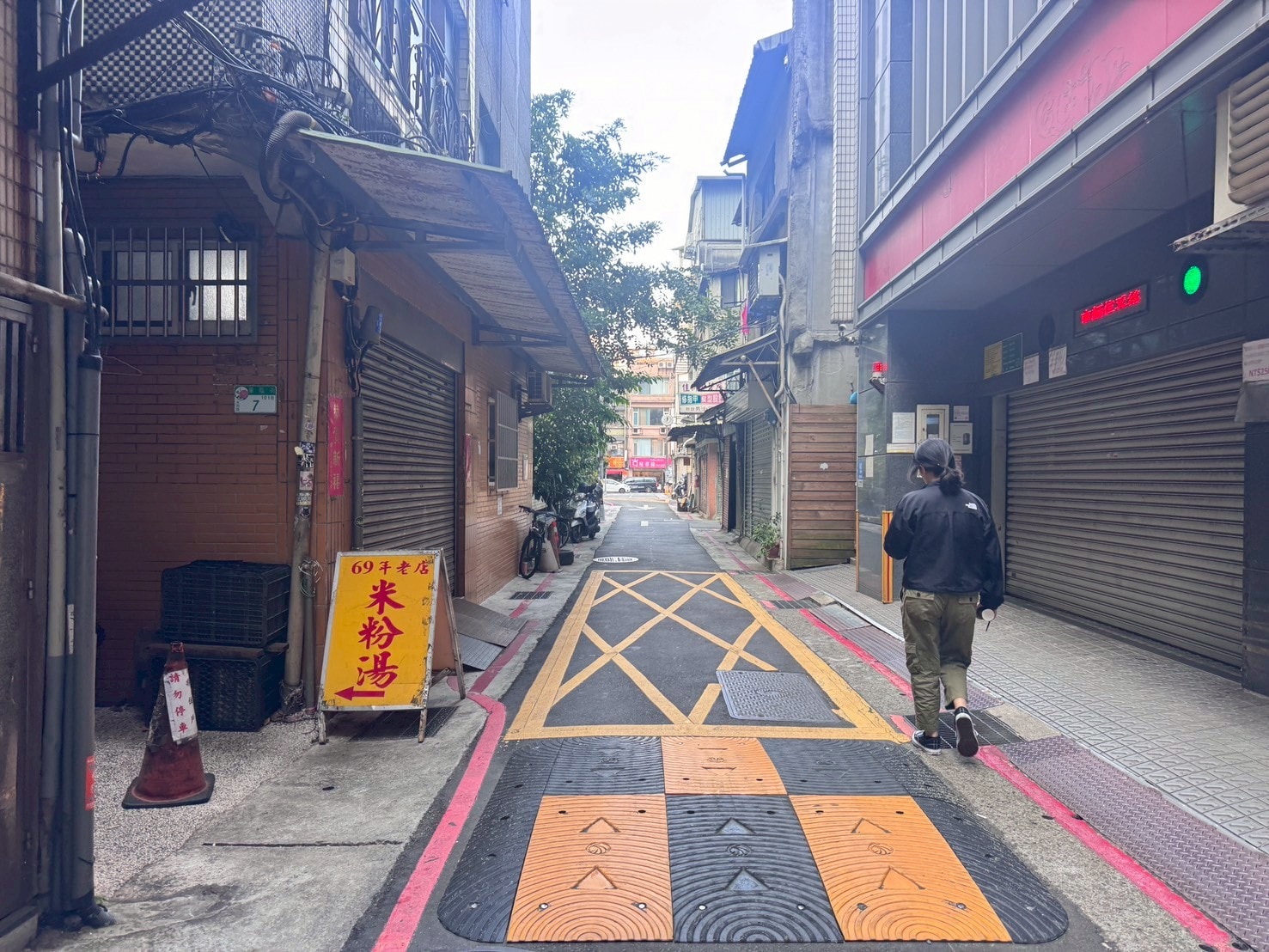 食記-台北市大同區｜69年老店麵攤(米粉湯)｜巷弄內的老店米粉湯，米粉湯頭濃郁溫順，內臟小菜也處理的很不錯喔~