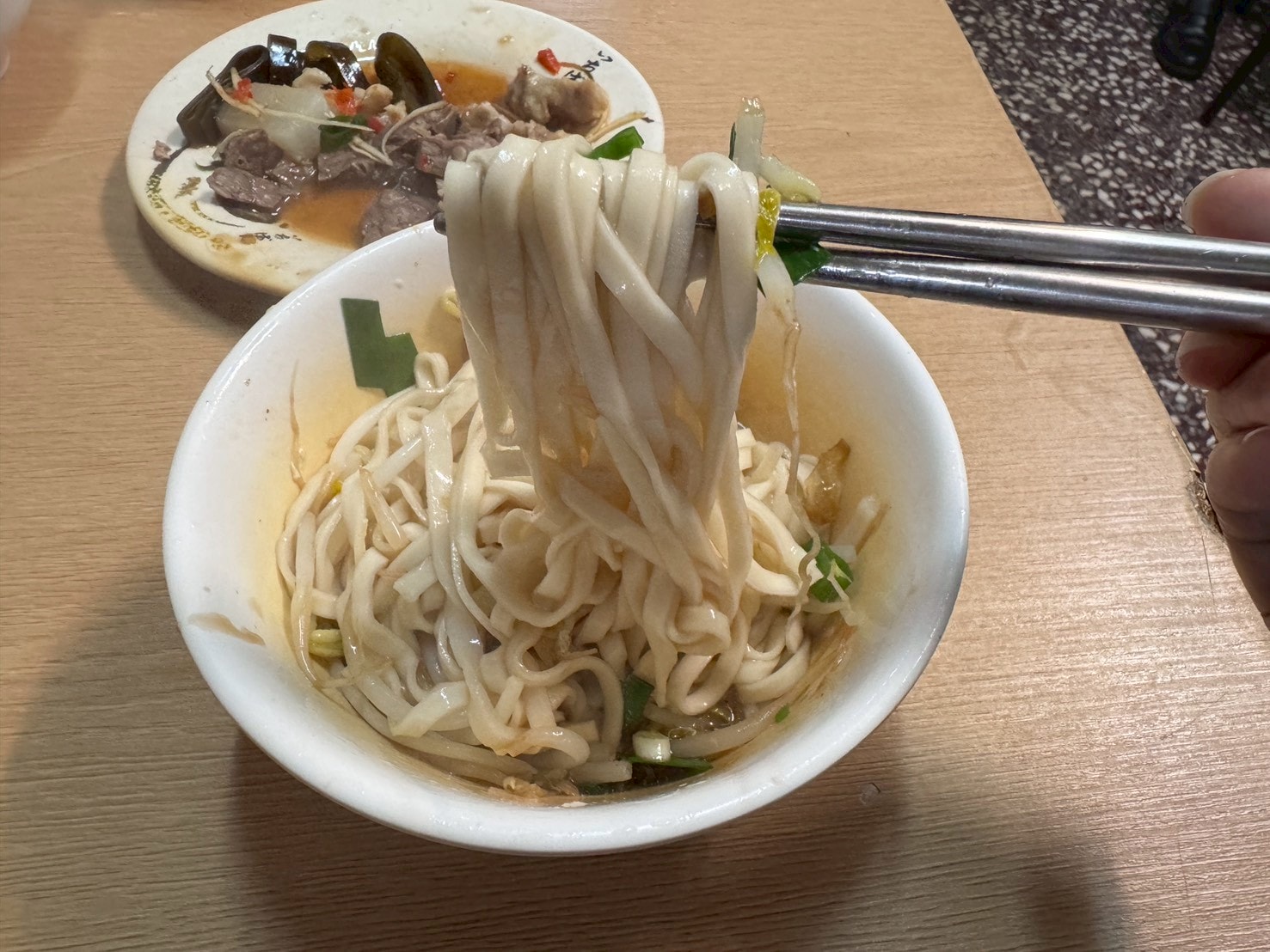 食記-台北市大同區｜69年老店麵攤(米粉湯)｜巷弄內的老店米粉湯，米粉湯頭濃郁溫順，內臟小菜也處理的很不錯喔~
