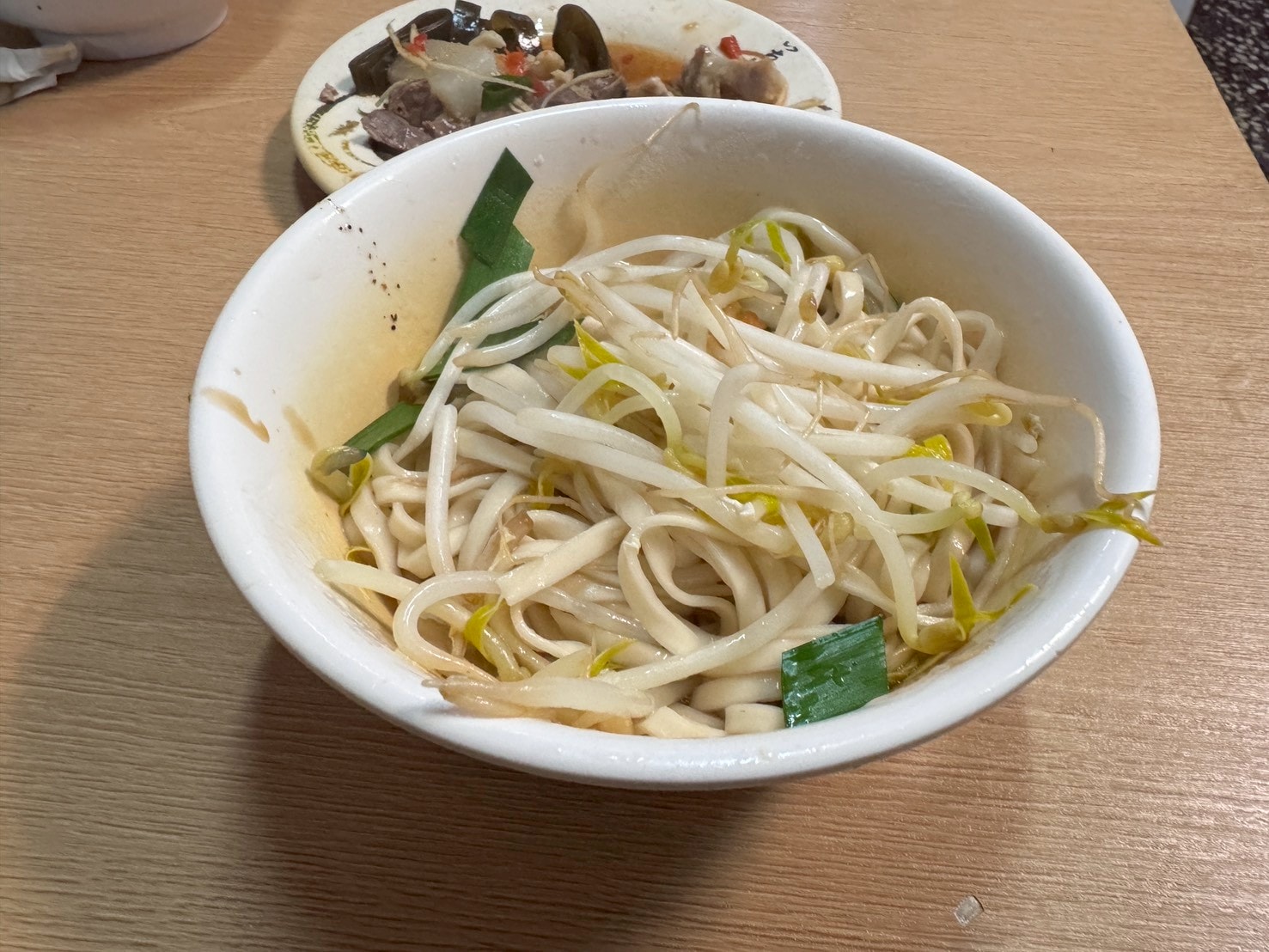 食記-台北市大同區｜69年老店麵攤(米粉湯)｜巷弄內的老店米粉湯，米粉湯頭濃郁溫順，內臟小菜也處理的很不錯喔~