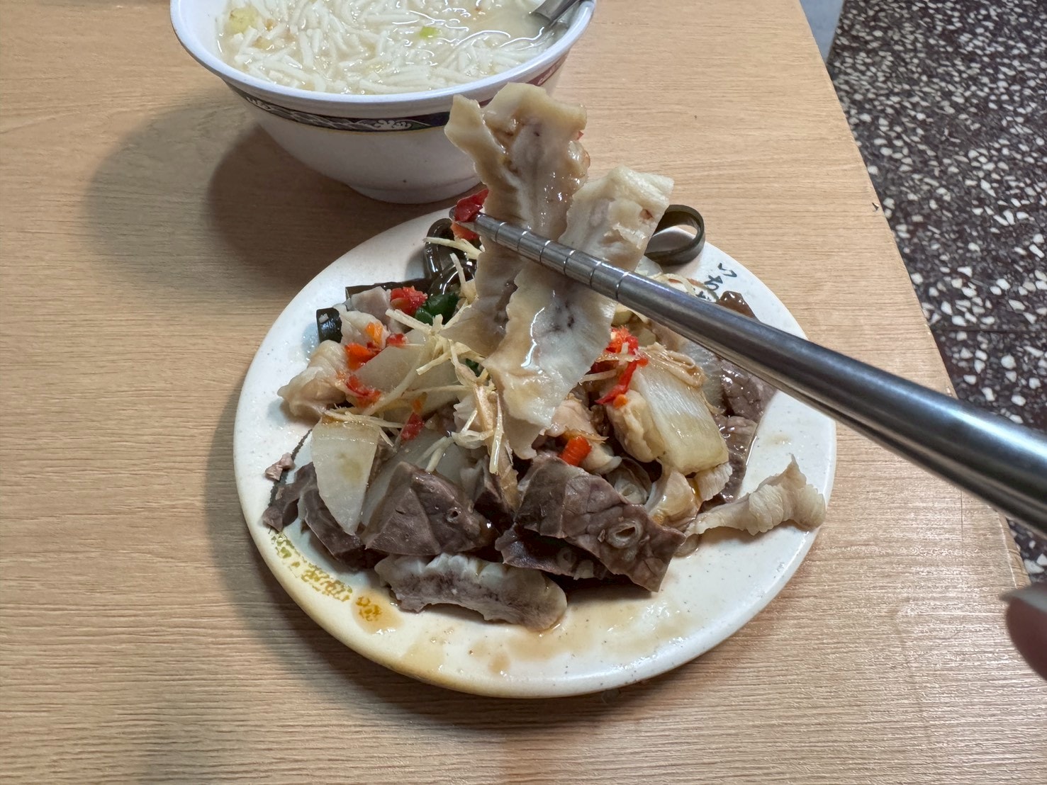 食記-台北市大同區｜69年老店麵攤(米粉湯)｜巷弄內的老店米粉湯，米粉湯頭濃郁溫順，內臟小菜也處理的很不錯喔~