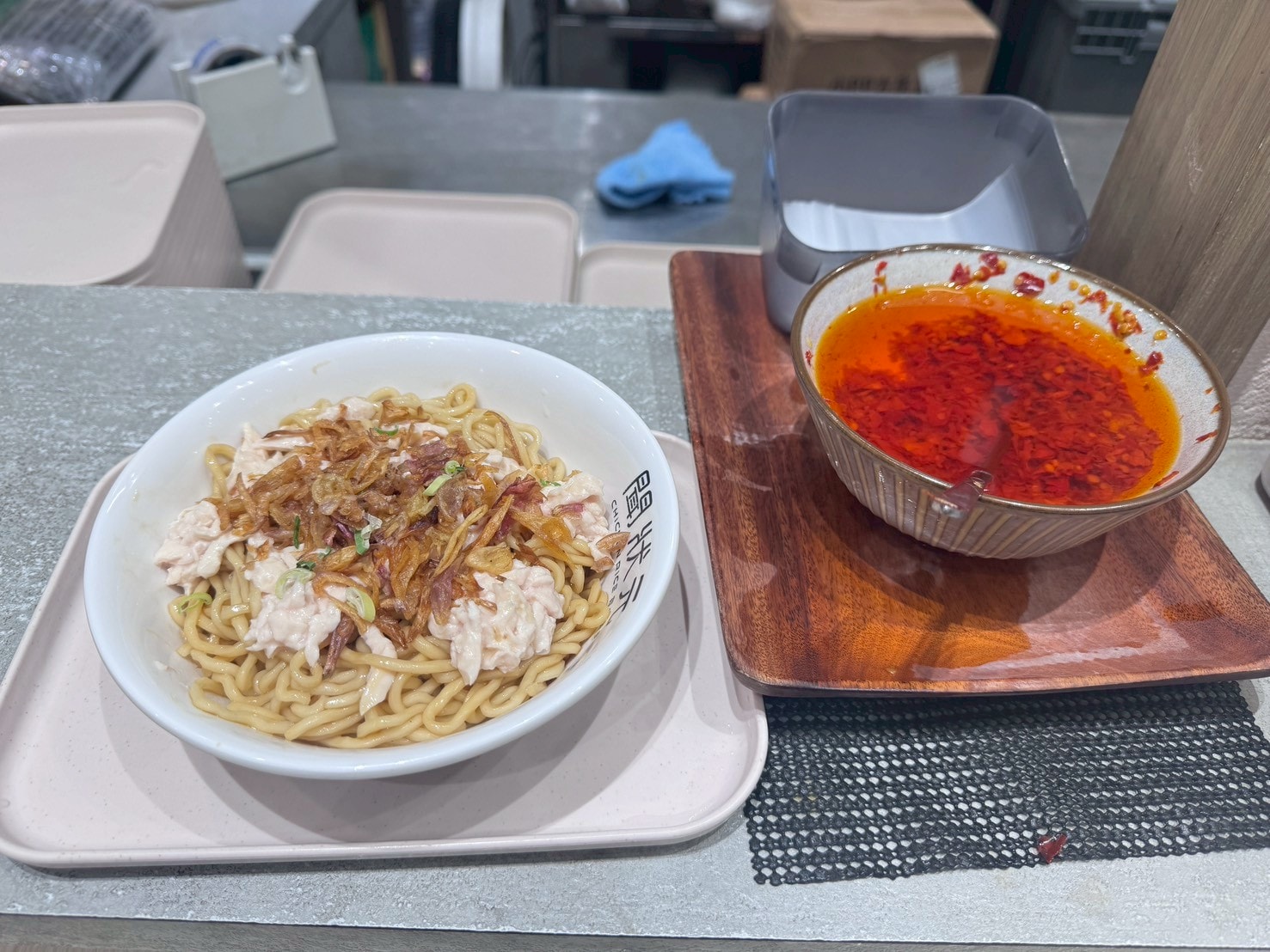 食記-台北市中正區｜聞狀元雞肉飯館-館前旗艦店｜適合I人用餐的飯館，免費提供清雞湯喝到飽，飯不錯但乾拌麵更有記憶點！
