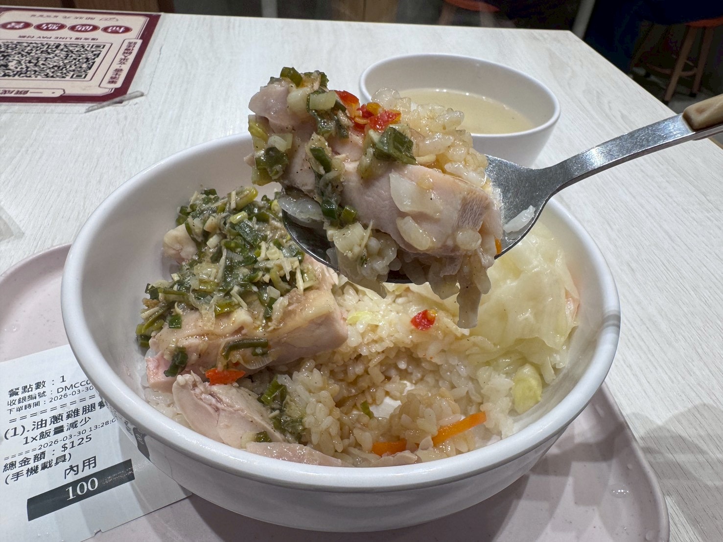 食記-台北市中正區｜聞狀元雞肉飯館-館前旗艦店｜適合I人用餐的飯館，免費提供清雞湯喝到飽，飯不錯但乾拌麵更有記憶點！