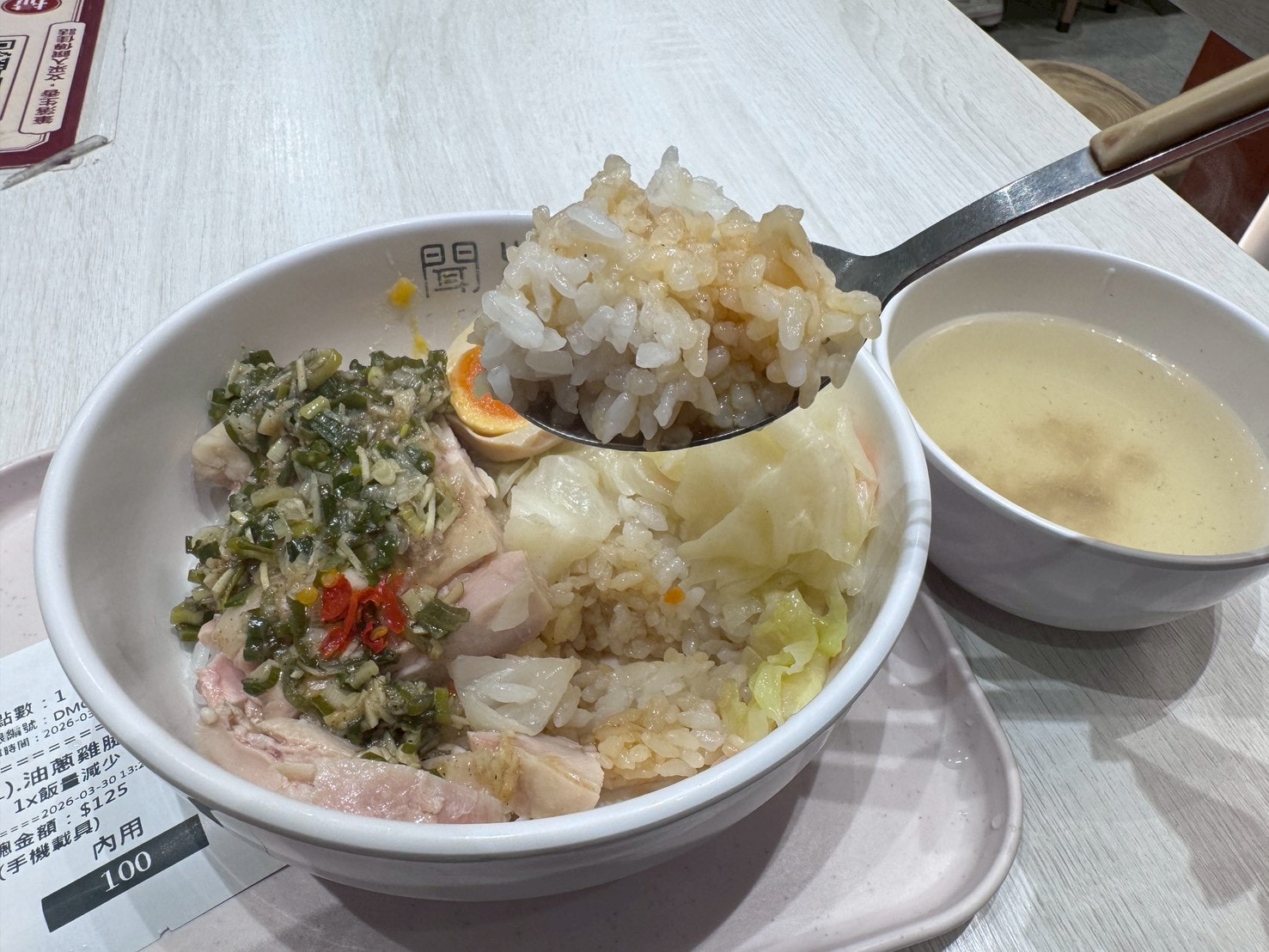 食記-台北市中正區｜聞狀元雞肉飯館-館前旗艦店｜適合I人用餐的飯館，免費提供清雞湯喝到飽，飯不錯但乾拌麵更有記憶點！