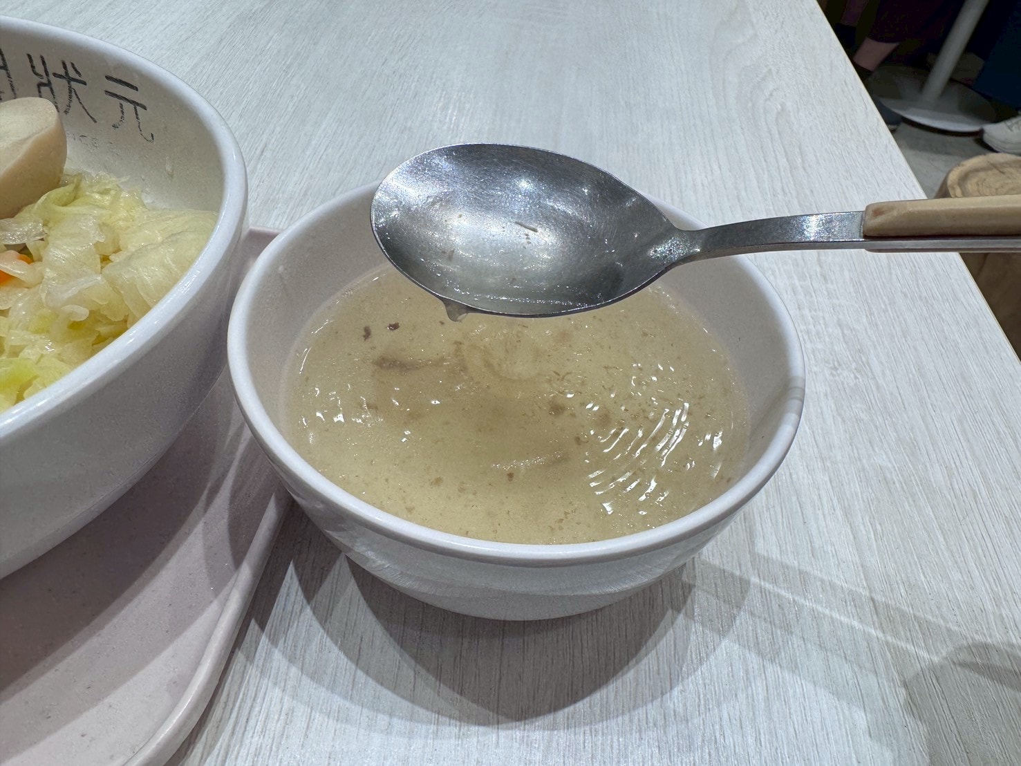 食記-台北市中正區｜聞狀元雞肉飯館-館前旗艦店｜適合I人用餐的飯館，免費提供清雞湯喝到飽，飯不錯但乾拌麵更有記憶點！