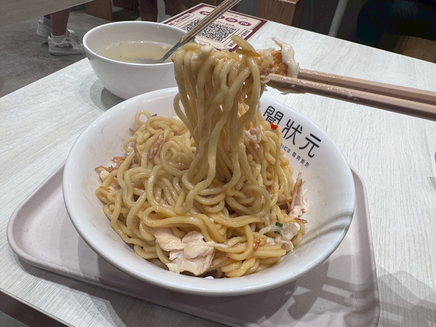 食記-台北市中正區｜聞狀元雞肉飯館-館前旗艦店｜適合I人用餐的飯館，免費提供清雞湯喝到飽，飯不錯但乾拌麵更有記憶點！