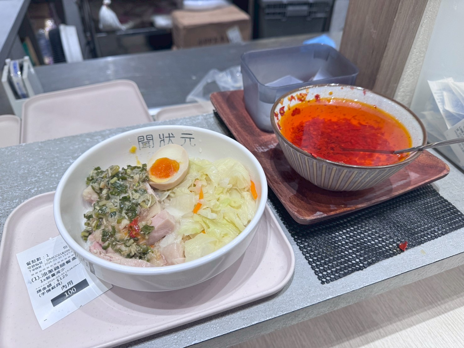 食記-台北市中正區｜聞狀元雞肉飯館-館前旗艦店｜適合I人用餐的飯館，免費提供清雞湯喝到飽，飯不錯但乾拌麵更有記憶點！