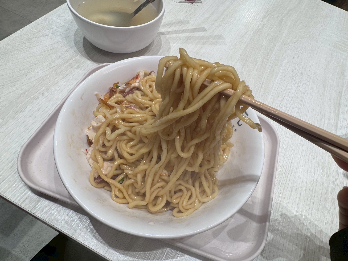 食記-台北市中正區｜聞狀元雞肉飯館-館前旗艦店｜適合I人用餐的飯館，免費提供清雞湯喝到飽，飯不錯但乾拌麵更有記憶點！