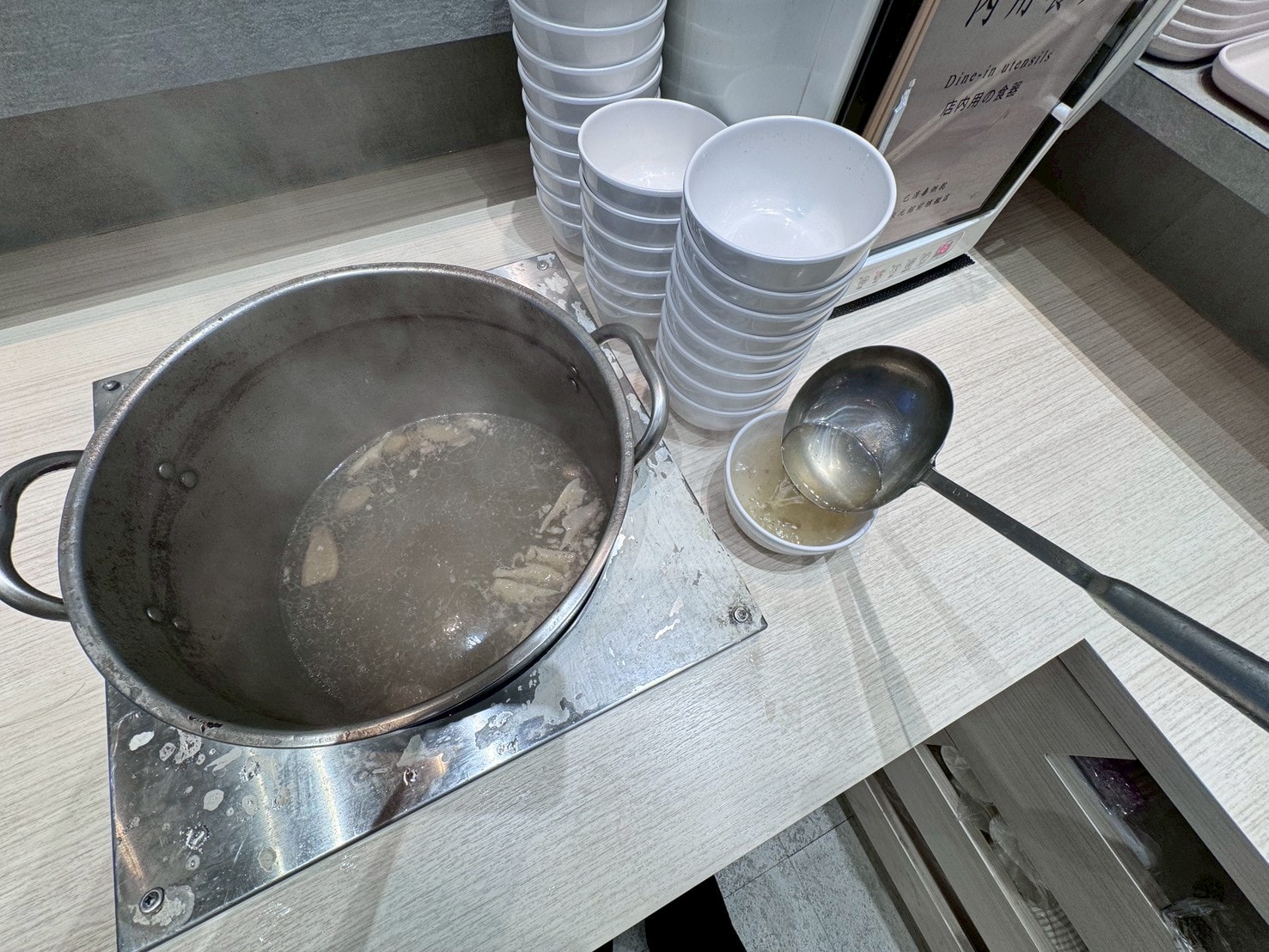 食記-台北市中正區｜聞狀元雞肉飯館-館前旗艦店｜適合I人用餐的飯館，免費提供清雞湯喝到飽，飯不錯但乾拌麵更有記憶點！