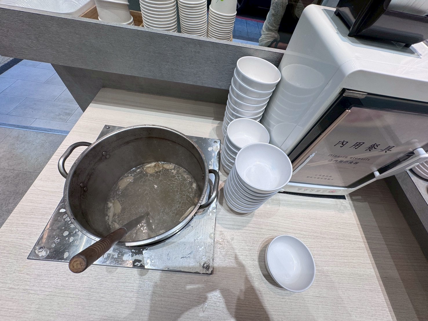 食記-台北市中正區｜聞狀元雞肉飯館-館前旗艦店｜適合I人用餐的飯館，免費提供清雞湯喝到飽，飯不錯但乾拌麵更有記憶點！