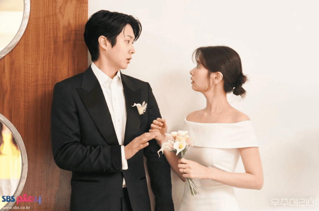 ｜韓劇劇透分享｜宇宙Merry Me｜假結婚蹦出愛的火花，老掉牙的浪漫喜劇，男女主角演的不錯但內容後繼無力~