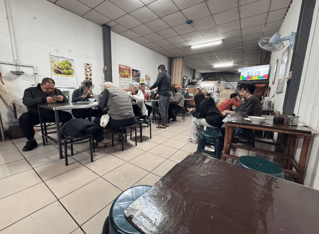 ｜食記-屏東縣屏東市｜洪家𩵚魠魚羹魷魚羹蝦仁羹｜屏東在地羹類小吃，白菜熬煮湯頭清甜台南風味，三種羹類各有特色都美味~