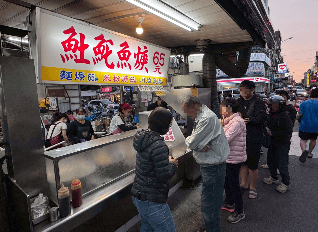 ｜食記-屏東縣屏東市｜民族夜市土魠魚羹｜屏東夜市排隊土魠魚羹，湯頭清甜魚塊香酥鮮嫩，好吃到我午晚各一碗都沒問題！
