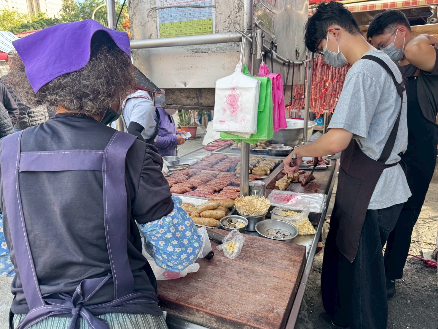 ｜食記-高雄市三民區｜新大港大腸香腸｜在地50年人氣大腸包香腸，炭香十足烤香腸，想吃真的要有耐心等待！