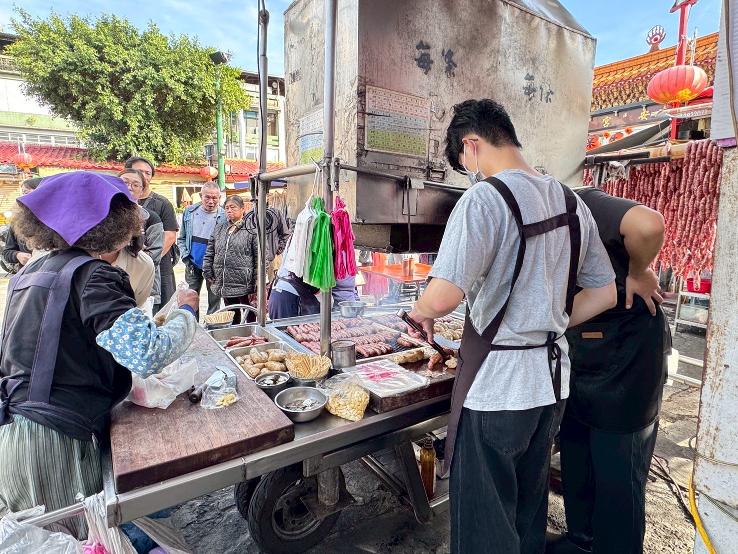 ｜食記-高雄市三民區｜新大港大腸香腸｜在地50年人氣大腸包香腸，炭香十足烤香腸，想吃真的要有耐心等待！