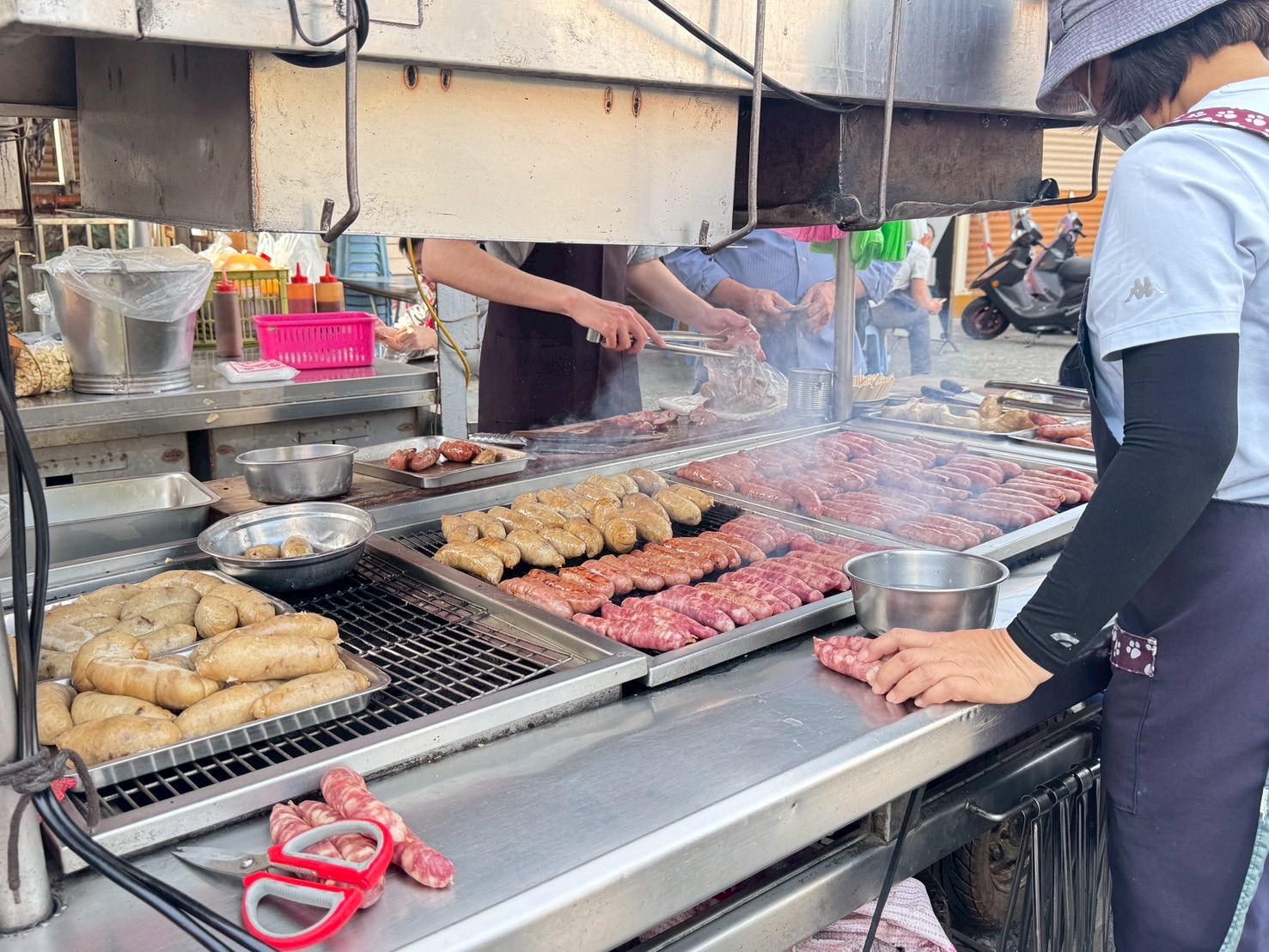 ｜食記-高雄市三民區｜新大港大腸香腸｜在地50年人氣大腸包香腸，炭香十足烤香腸，想吃真的要有耐心等待！